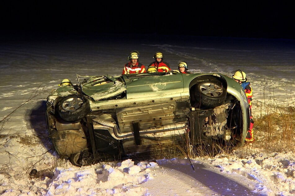 Unfall nach Fahrt durch Schneewehe: Mutter und Kind verletzt