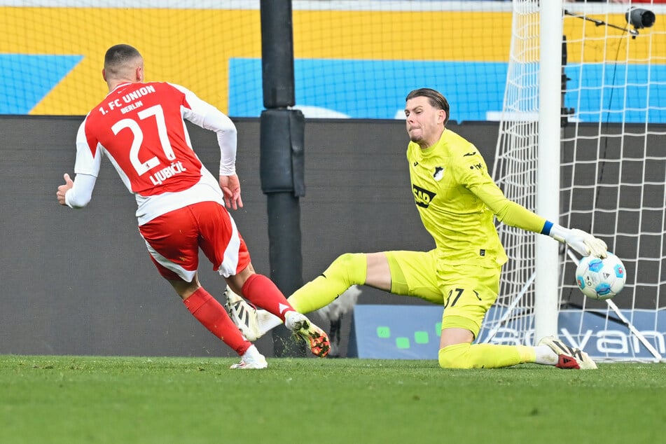 Marin Ljubicic (22, l.) schiesst an Hoffenheims Torwart Luca Philipp (24) vorbei das Tor zum 0:2. (