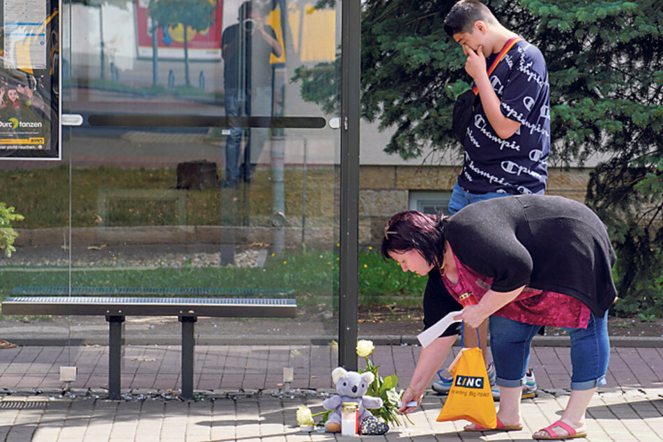 Augenzeuge Walid Bousalem (17) legte am Sonntag mit seiner Mutter Blumen am Unfallort ab.