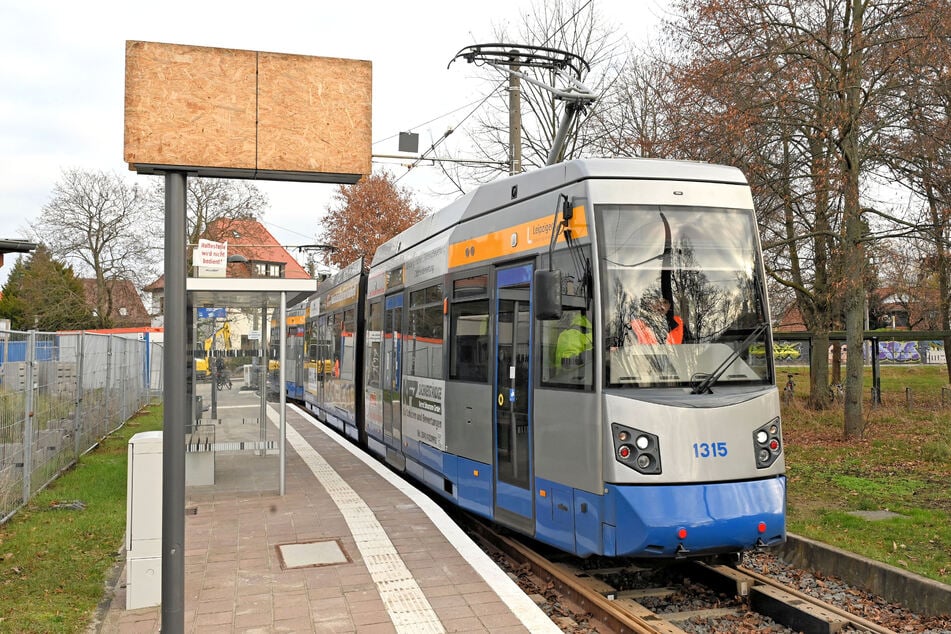 Erstmals seit den im April begonnenen Bauarbeiten auf der Prager Straße ist am Donnerstag wieder eine Tram bis zur Endhaltestelle Meusdorf gefahren.