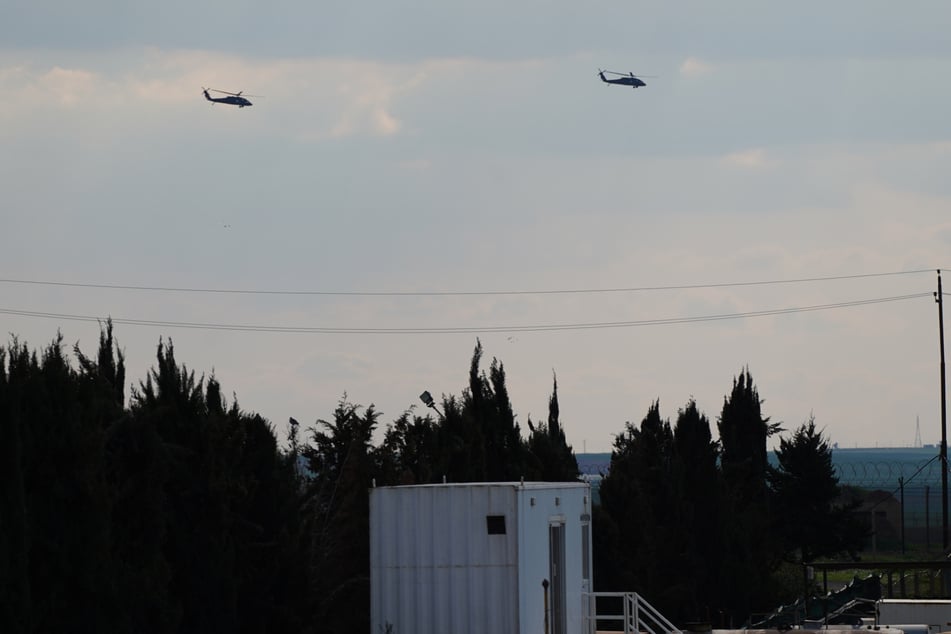 Zwei US-Militärhubschrauber überfliegen den internationalen Flughafen von Erbil.