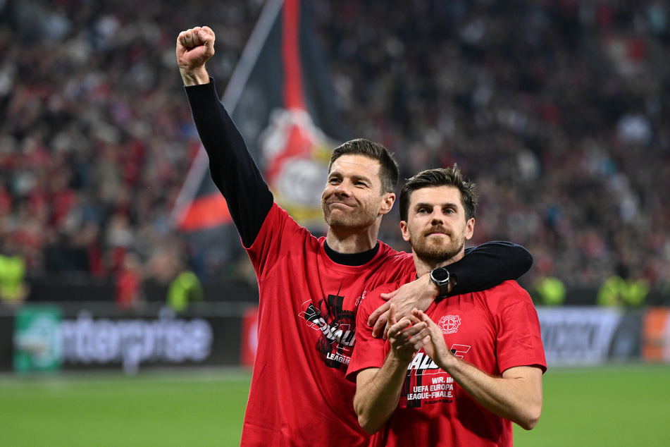 Trainer Xabi Alonso (42, l.) und Jonas Hofmann (31, r.) setzen mit Leverkusen ihren Siegeszug durch Deutschland und Europa fort.
