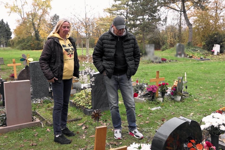 Katrin (45) und Elvis (51) gedenken Dagmar an ihrem Grab.