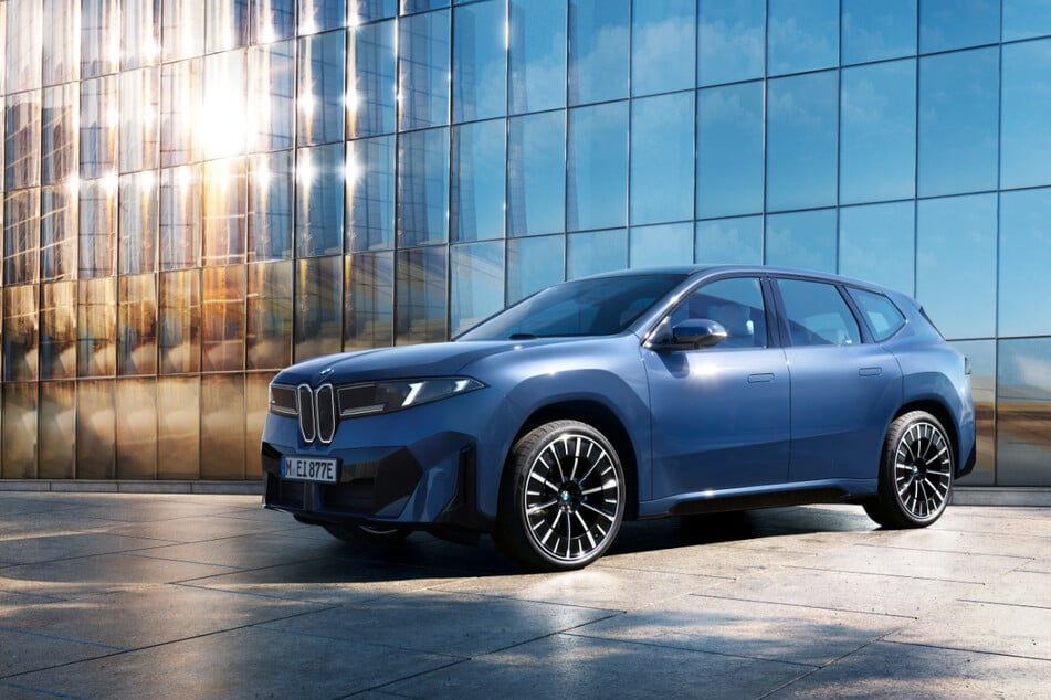 BMW feiert die Premiere vom neuen iX3 am Freitag (7.3.) ab 9 Uhr in den drei Berliner Standorten.