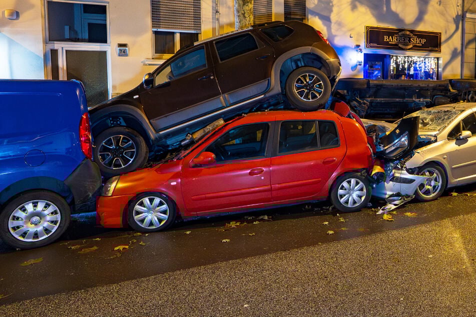 Ein Unfall hat in Wiesbaden für Chaos am Straßenrand gesorgt.
