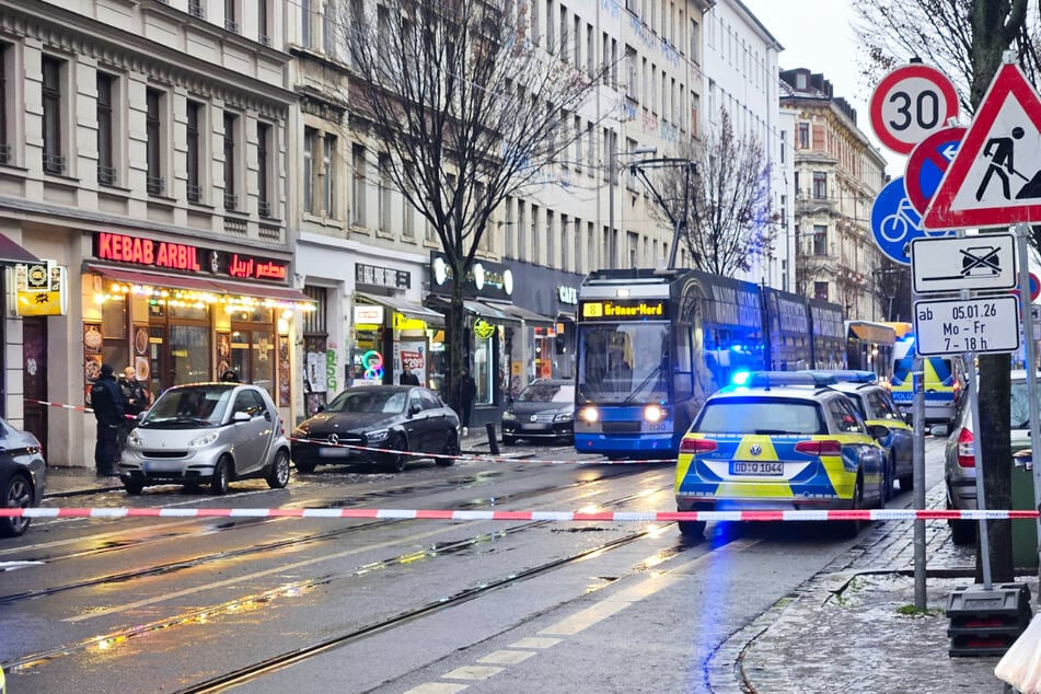 Polizeikräfte standen vor einem Imbiss auf der Eisenbahnstraße, die zeitweise gesperrt war.
