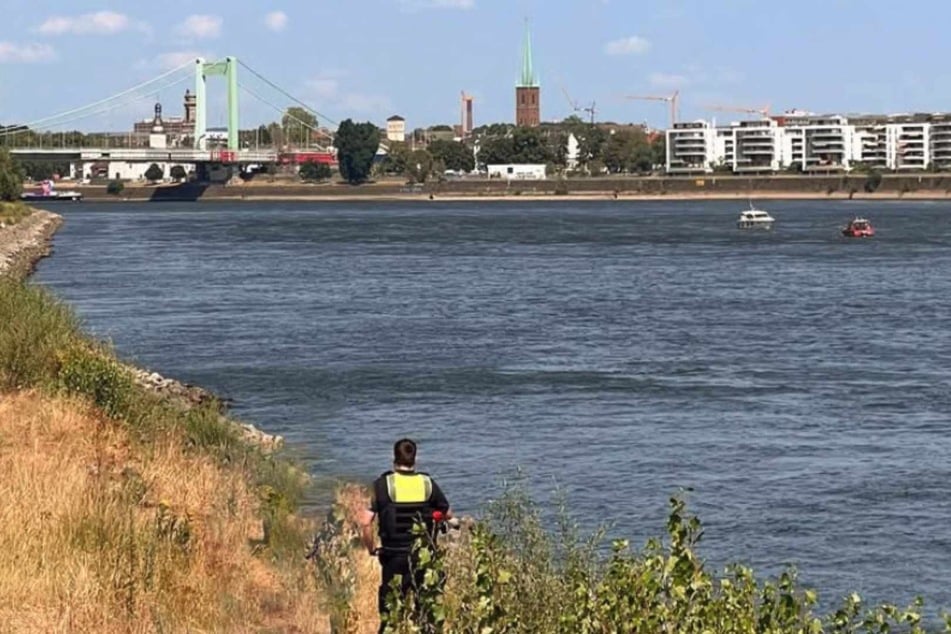 Feuerwehr, DLRG und Wasserschutzpolizei waren mit einem Großaufgebot im Einsatz, um den Mann aus dem Rhein zu holen.
