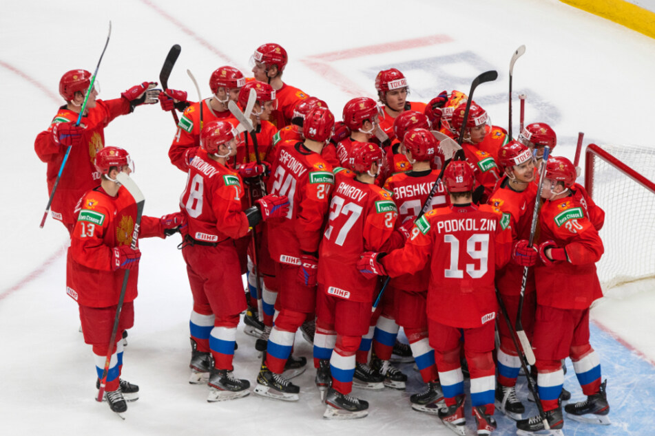 Die russische U20-Mannschaft feierte nicht nur im Flieger, sondern auch auf dem Eis, wie hier beim Viertelfinalsieg gegen Deutschland.