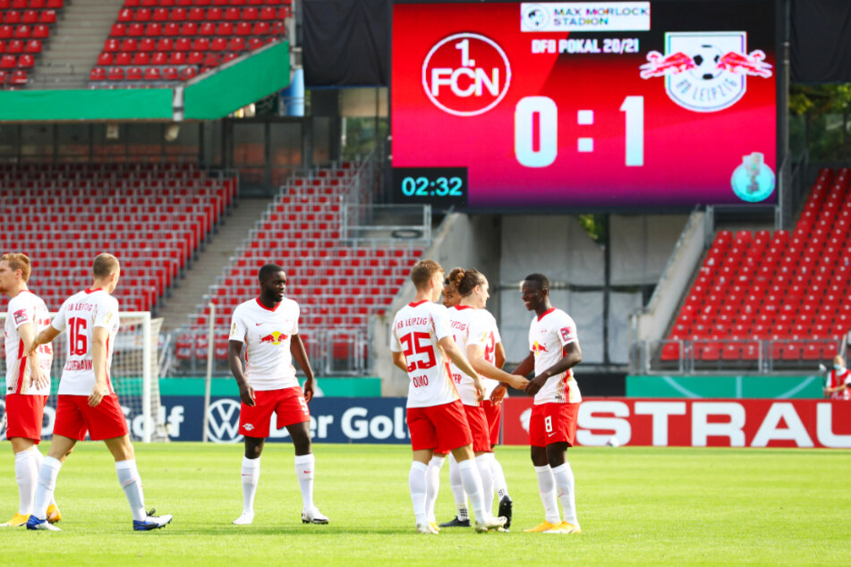 RB-Mittelfeldmann Amadou Haidara (r.) wird von seinen Teamkollegen nach seinem Treffer zum 1:0 beglückwünscht.