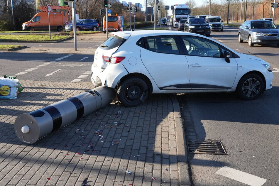 Der Renault landete an einer Blitzersäule.