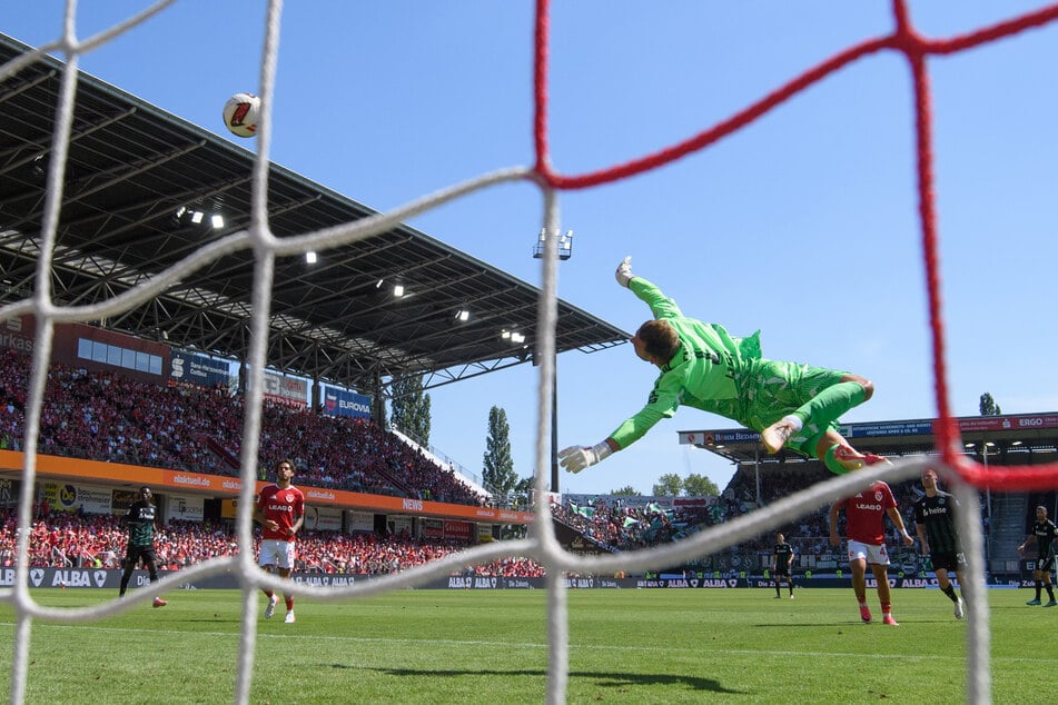Marcel Lotka (25) fliegt und sichert Energie Cottbus den Auftaktsieg.