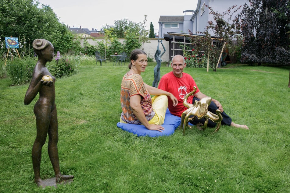 Dipa Doreen Wolff und Thomas Reichstein haben sich im Garten Alberich mit einem Oktopus niedergelassen.