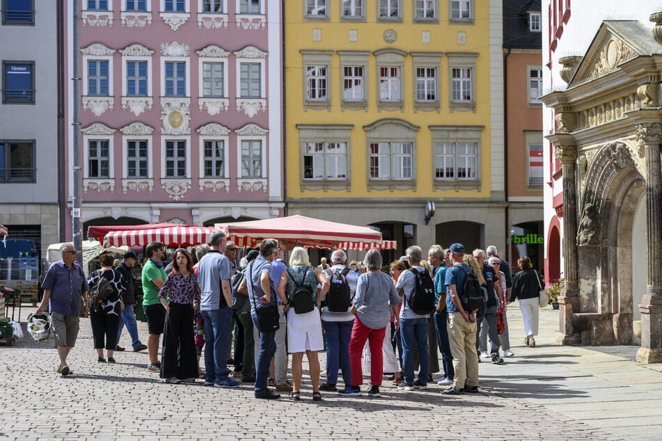 Persönlich statt digital: Eine Touristengruppe erkundet bei einer Führung den Chemnitzer Markt.