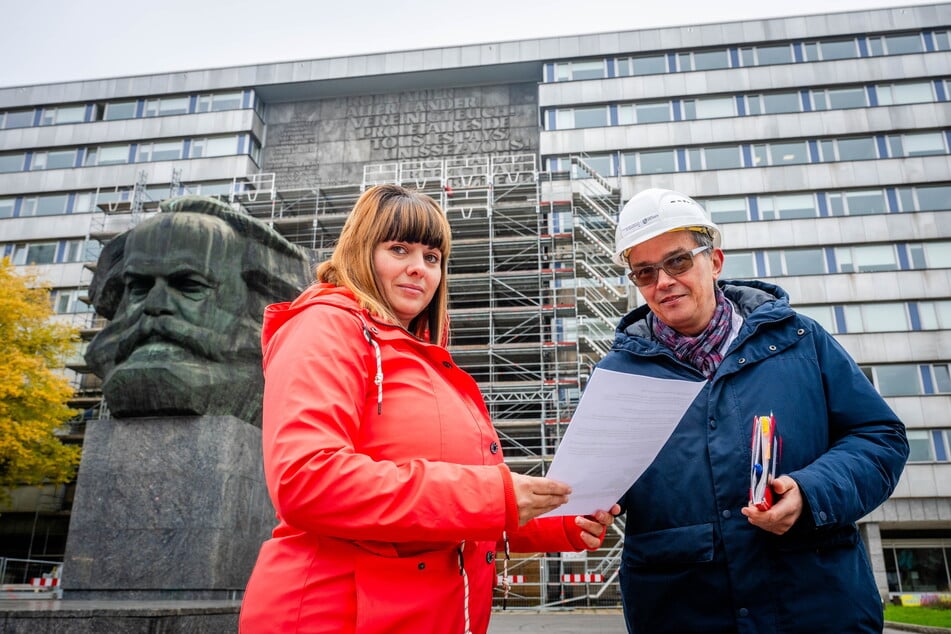 Caroline Lange (37) und Thomas Richter (51) vom Sächsischen Immobilien- und Baumanagement schauten sich den Baufortschritt am Schriftzug hinter dem Marx-Monument an.