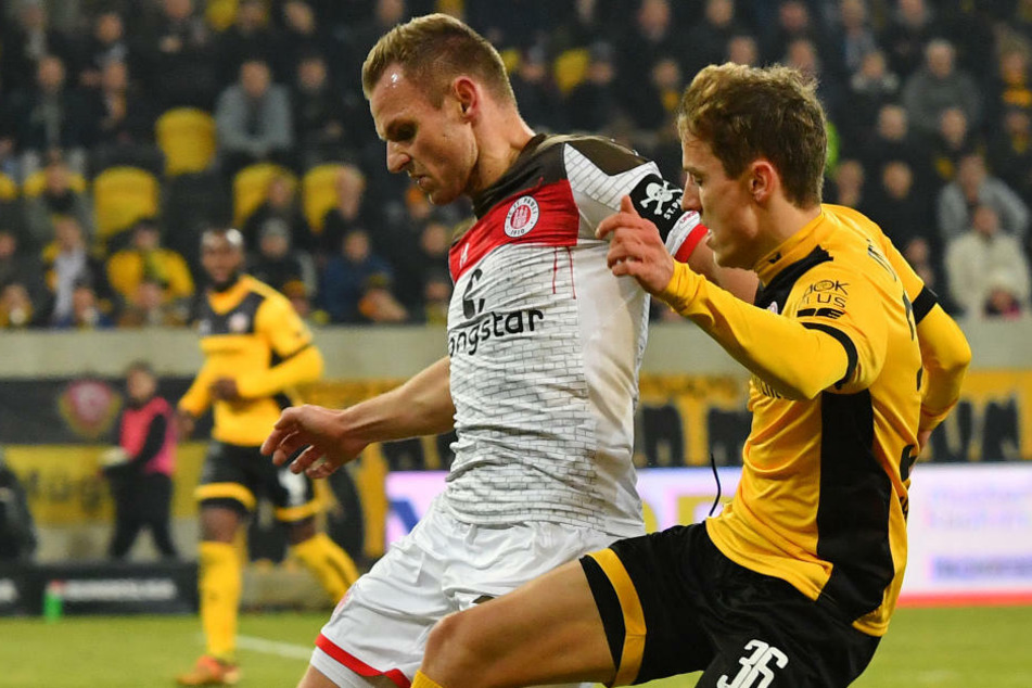 Bernd Nehrig (33) im Trikot des FC St. Pauli im Zweikampf mit Dynamo Dresdens Niklas Hauptmann (24) in der Saison 2017/18. Nehrig, der zuletzt Kapitän bei Eintracht Braunschweig gewesen ist, wechselt überraschend zu Viktoria Berlin. (Archivfoto)