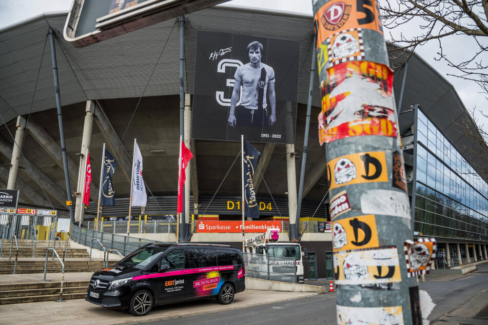 Ein übergroßes Bild von Dixie Dörner wurde am Freitag am Rudolf-Harbig-Stadion angebracht. Die Partie heute steht im Zeichen des Gedenkens an Dynamos Rekordspieler.
