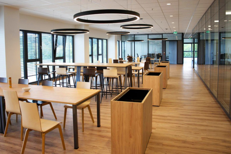 Die große, lichtdurchflutete Lounge für Mitarbeiter im neuen Logistikzentrum in Großschirma erfreut sich großer Beliebtheit.