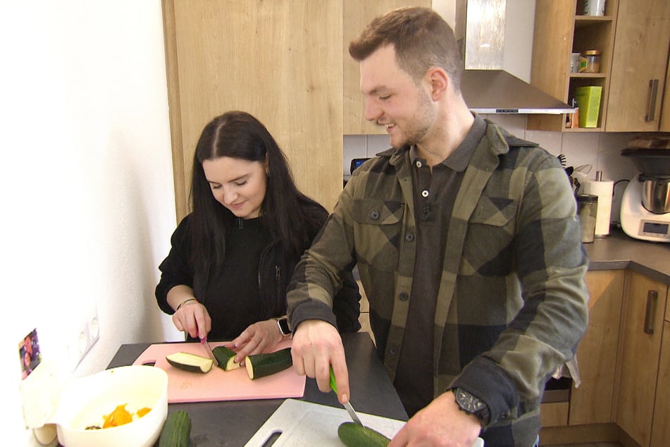 Bei "Bauer sucht Frau"-Traumpaar Valentina (24) und Michi (23) knistert es, was die Hausarbeit angeht.