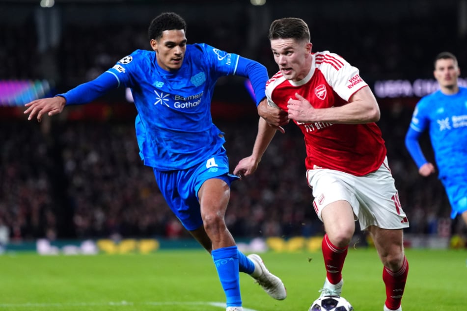 Leverkusens Jarell Quansah (23, l.) muss die Länderspielreise mit der englischen Nationalelf verletzungsbedingt absagen.