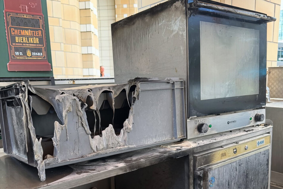 In der Nacht zu Sonntag wurde der Grill vom Turm-Brauhaus im Chemnitzer Zentrum offenbar in Brand gesetzt.