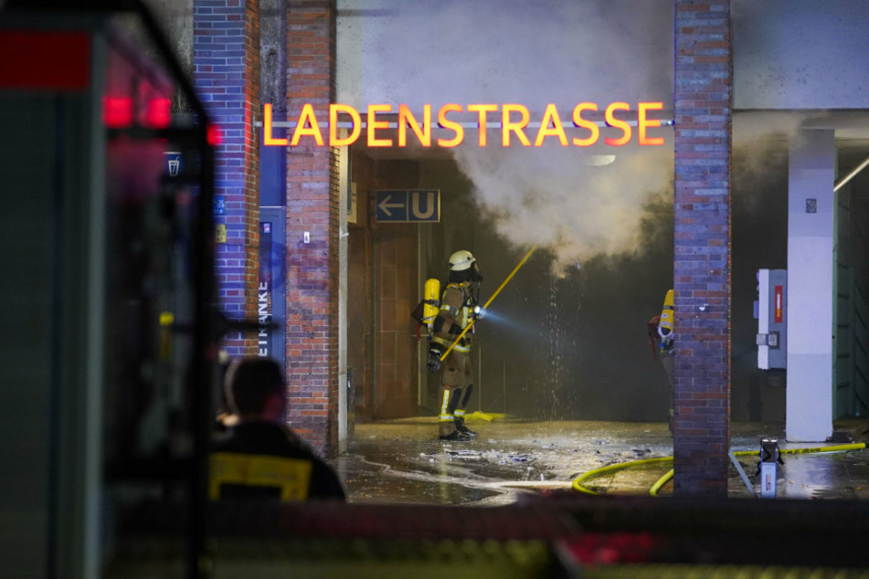 Feuerwehrleute bekämpfen die verbliebenen Glutnester unter dem Dach.