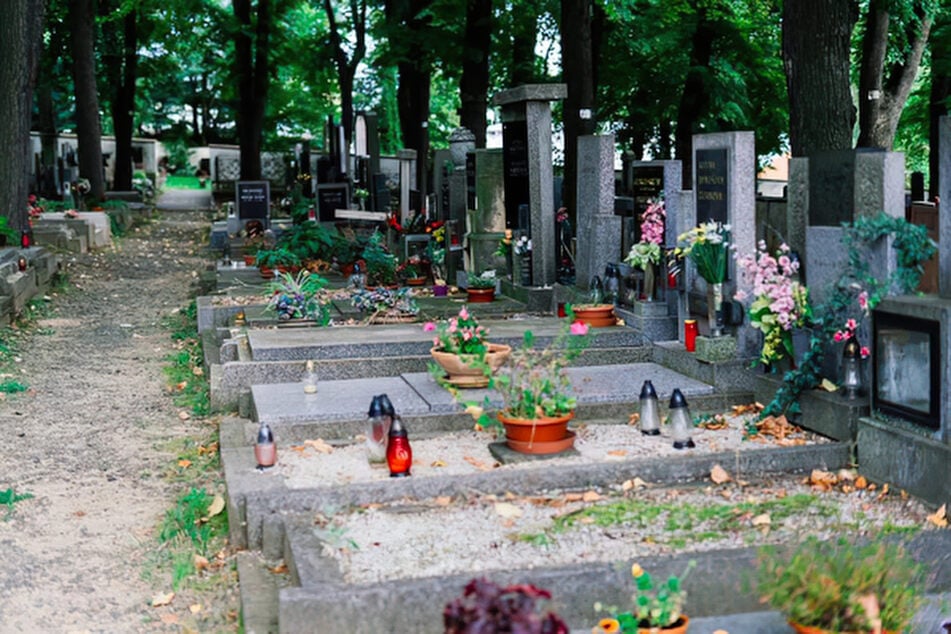Die damals 14-Jährige stach 80-mal auf eine Frau auf einem Friedhof ein - offenbar wurde sie dabei von einer Freundin ermutigt. (Symbolbild)
