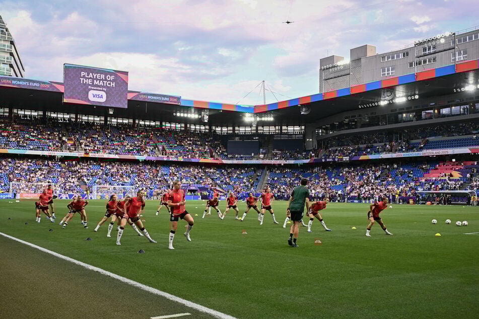 Die DFB-Damen machen sich warm.