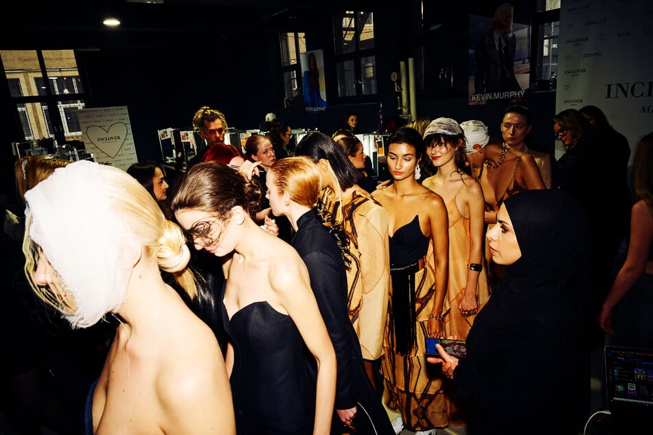 Rebekka Ruètz entwirft Mode mit starken Silhouetten, spannenden Materialien und femininer Power. © Rebekka Ruétz Backstage Line-up by Milena Zara