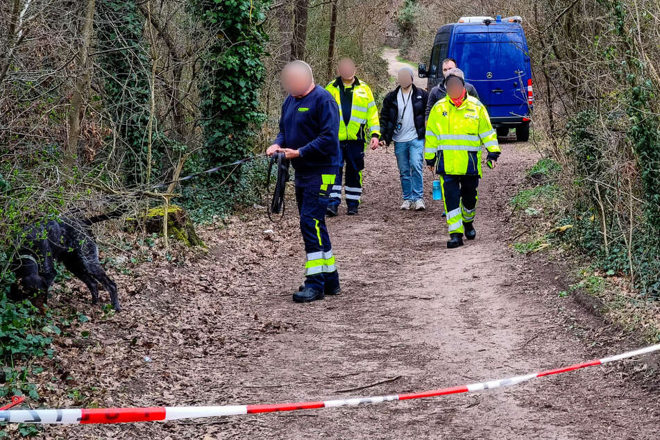 Die Polizei leitete sofort umfangreiche Maßnahmen ein, auch Hunde, Drohnen und ein Hubschrauber waren im Einsatz.