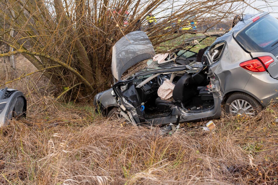 Opel kracht frontal in Baum: Fahrerin hat keine Überlebenschance!