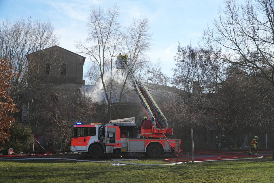 Die Feuerwehr löschte den Dachstuhlbrand mit einem Leiterwagen.