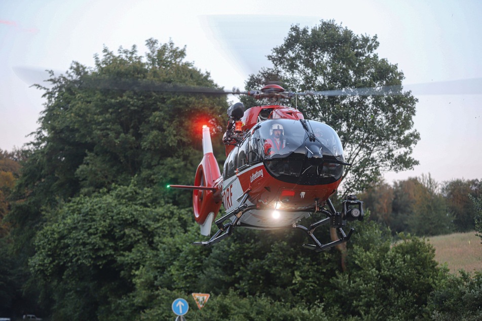 Ein Rettungshubschrauber war im Einsatz, um den lebensgefährlich verletzten Biker in eine Klinik zu bringen.