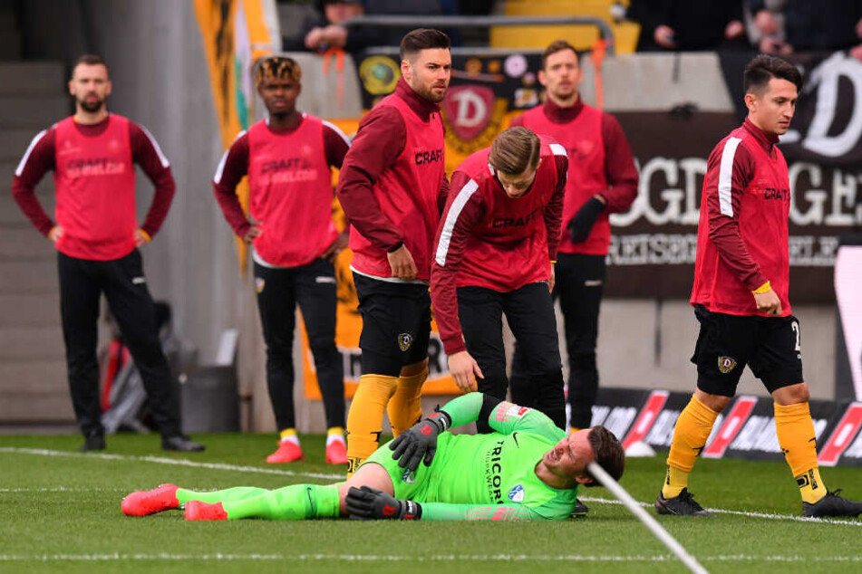 VfL-Keeper Manuel Riemann liegt im Strafraum, während Gegenstände fliegen.