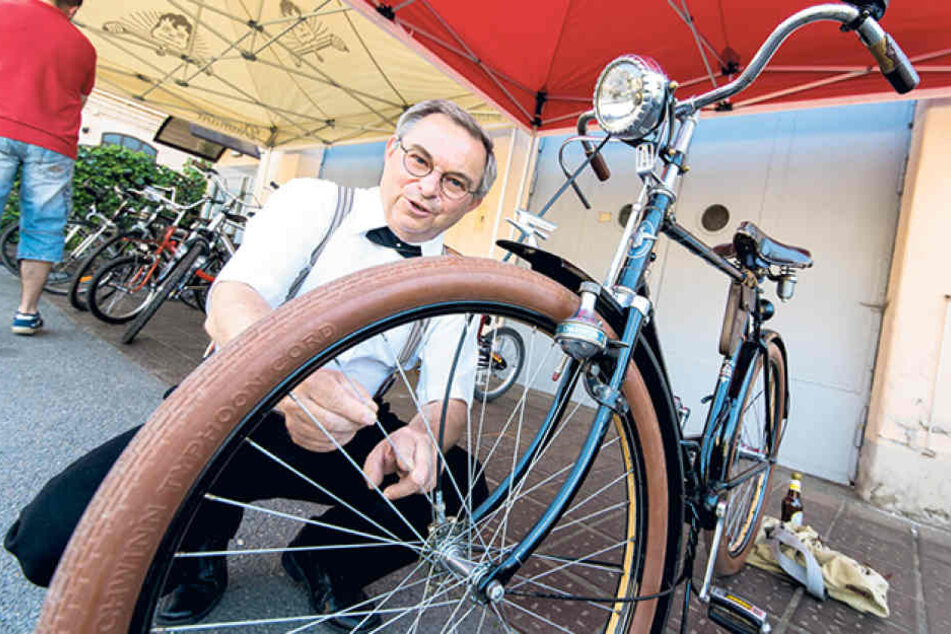 Hobby-Sammler Christian Lorenz (61) zeigt, dass es sogar schon 1937 Räder mit
Gangschaltung gab.