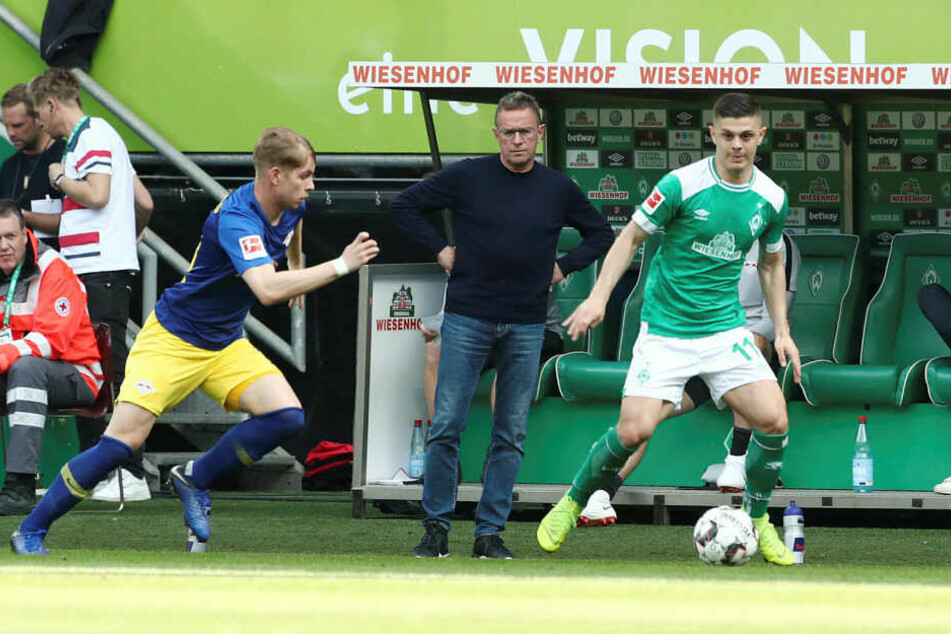 Eine der großen Entdeckungen der letzten Bundesligasaison: Bremens Milot Rashica (r., hier gegen Leipzigs Emile Smith Rowe).