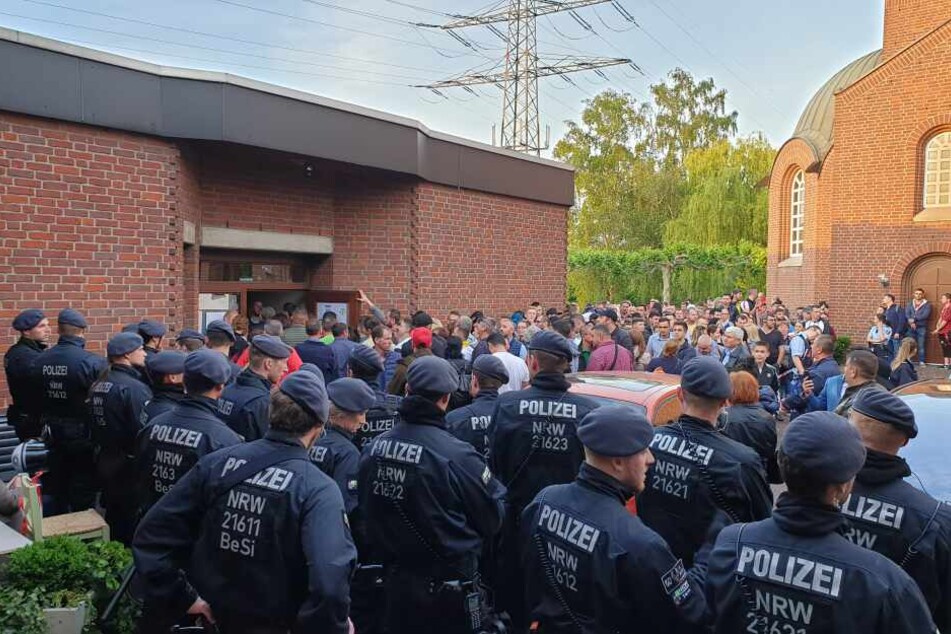 Es bildete sich eine lange Warteschlangen vor dem Düsseldorfer Wahllokal am Tag der Europawahl.