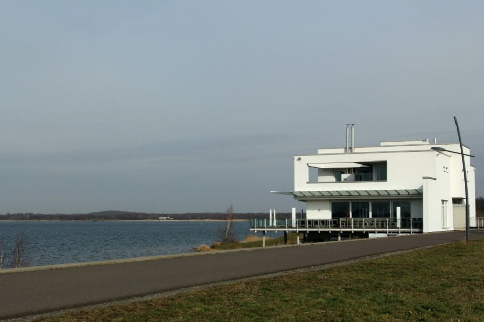 Für 4,9 Millionen Euro zu haben - die Luxus-Villa eines aus Westdeutschland zugewanderten Notars direkt am Ostufer des Cospudener Sees.