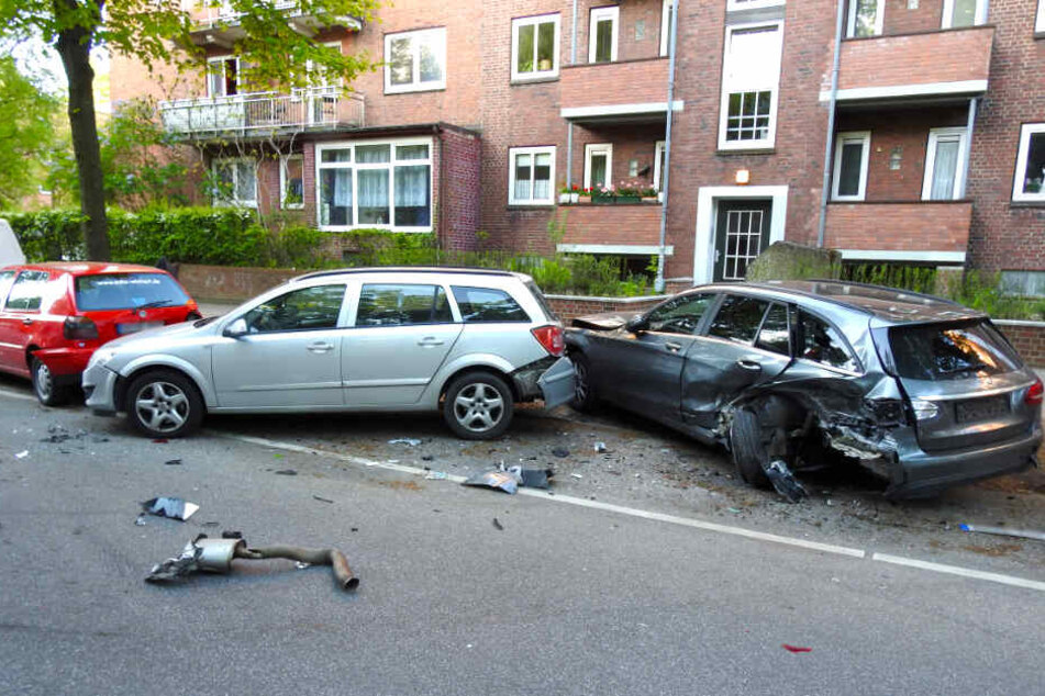 Wie heftig der Mann in dem gemieteten Mercedes in die parkenden Autos gerast ist, lässt sich an den Schäden deutlich ablesen.