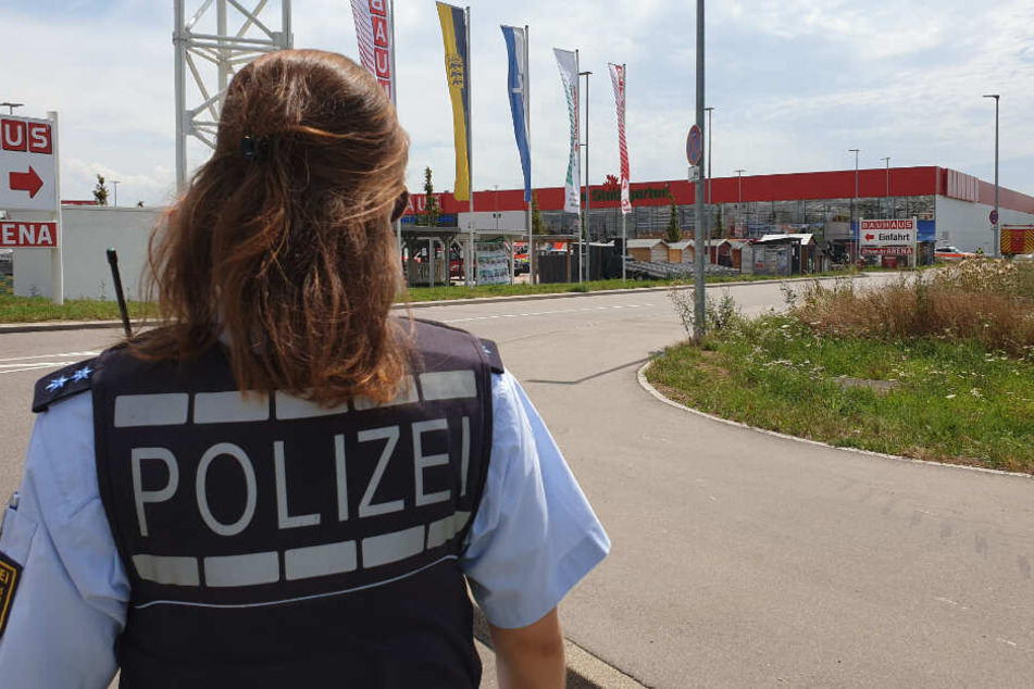 Eine Polizistin vor Ort.