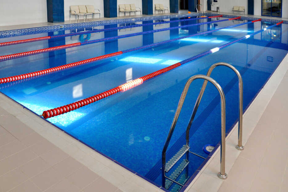 Die Mädchen waren gerade im Wasser, als sie von dem Rentner plötzlich berührt und gestreichelt worden. (Symbolbild)