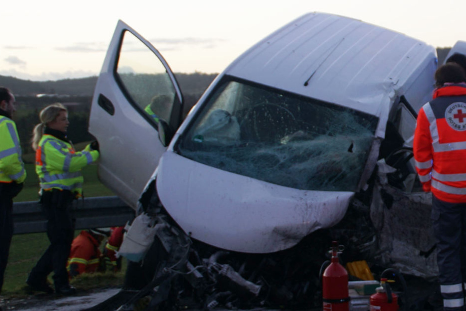 Der Fahrer des Kleintransporters verstarb noch an der Unfallstelle.