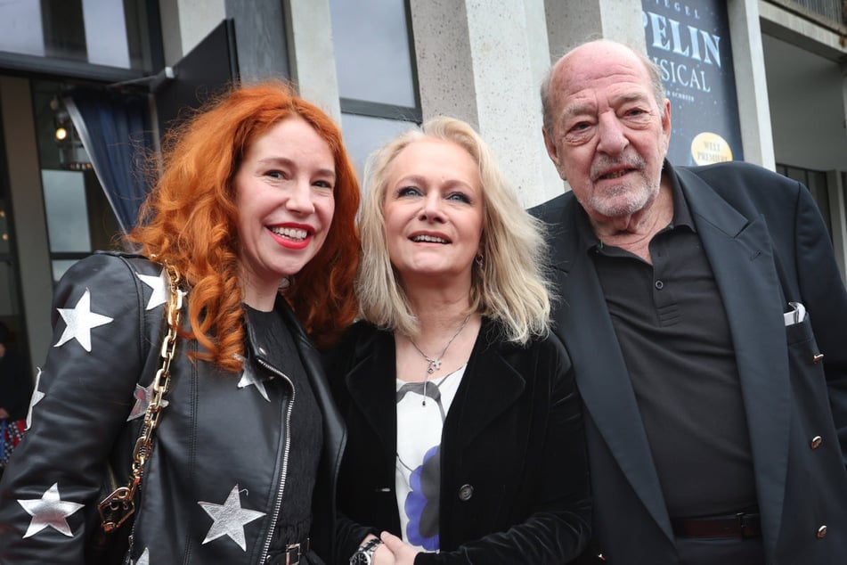 Laura Siegel (v.l.), Sängerin Nicole (60) und Ralph Siegel (79) feierten 2023 die Premiere des Musicals "Ein bisschen Frieden - Summer of Love". (Archiv)