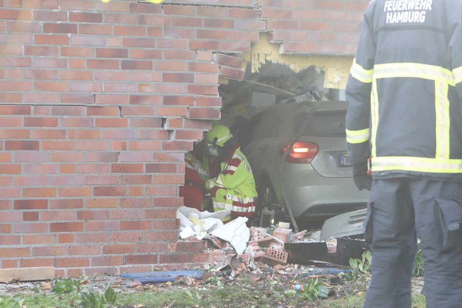 Das Auto durchbrach die Mauer. Einsatzkräfte sind vor Ort.