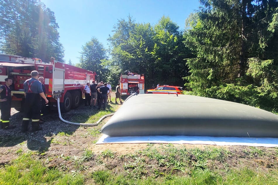 Die Feuerwehr beim Aufbau des ersten 50.000-Liter-Kissens im Nationalpark Böhmische Schweiz.