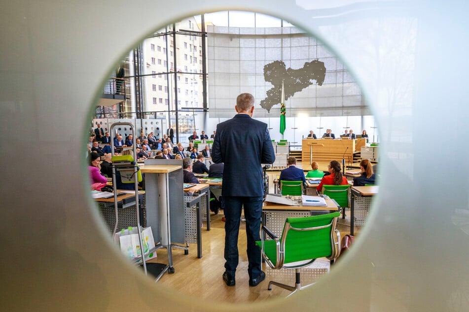 Im Plenum wurde dem Abgeordneten ein Platz in der letzten Reihe zwischen CDU und Grünen zugewiesen.