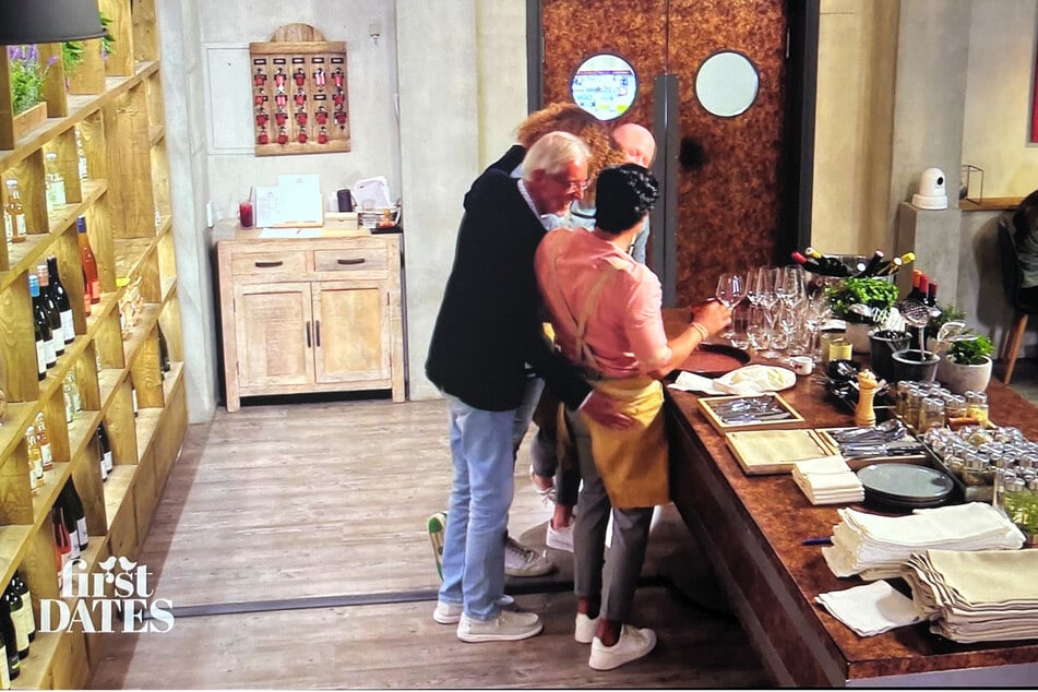 Horst (71) lässt sein Date stehen und sorgt mit einem Po-Klatscher beim Team für Gelächter.