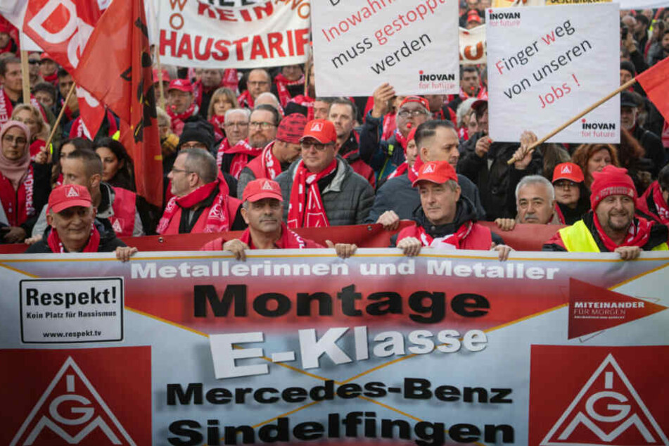Tausende Beschäftigte aus der Auto- und Zulieferindustrie haben gegen die Sparpläne ihrer Arbeitgeber protestiert.