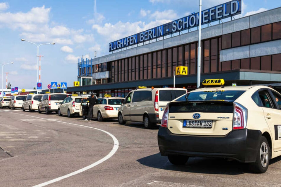 Die Taxis am Flughafen Schönefeld streiken. (Symbolbild)