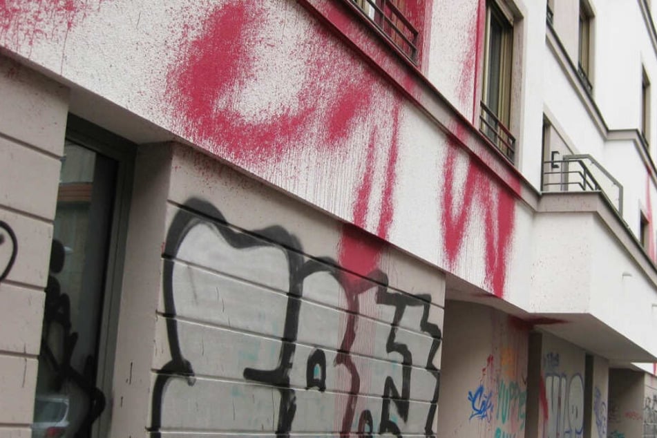 Auch zwei in der Straße parkende Autos wurden mit Farbe beschmiert.