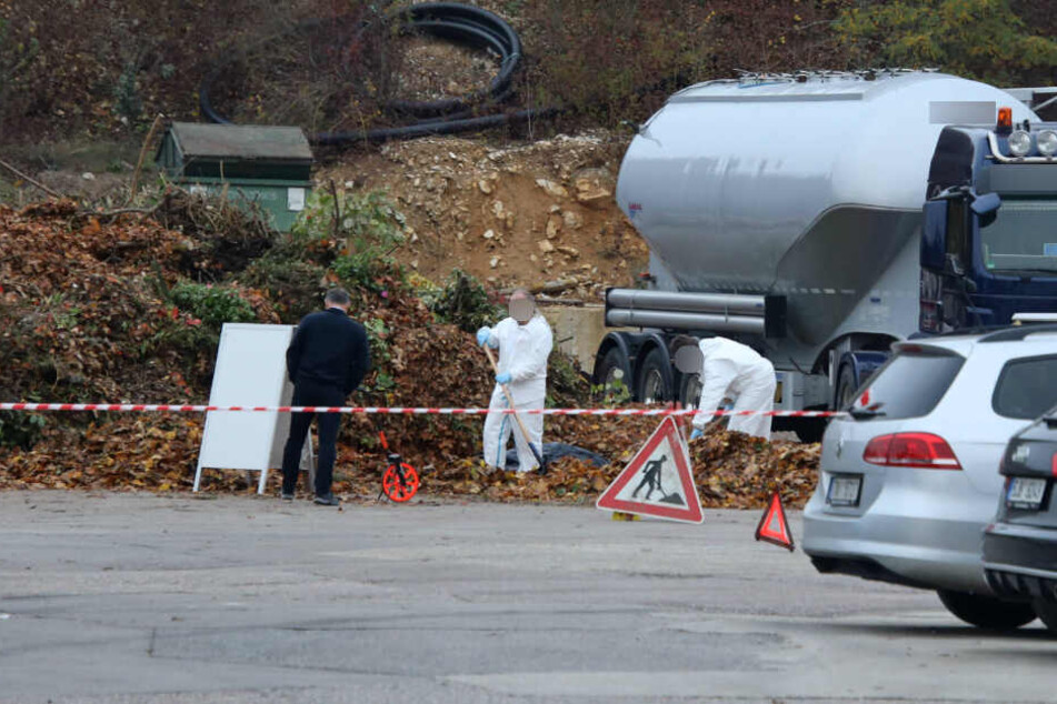 Die Spurensicherung arbeitet an dem Leichenfundort.